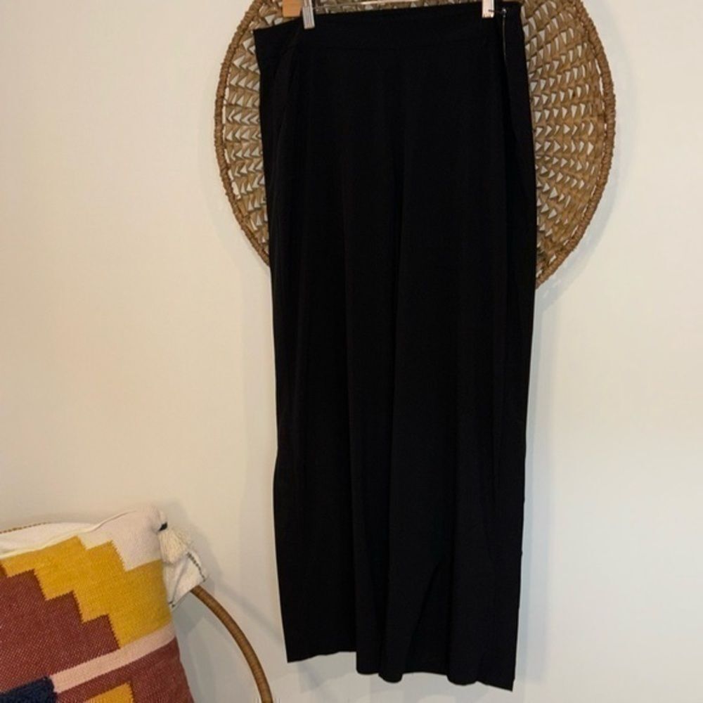 Athleta Black Side Zip Snap Legs with Front and Back Pockets Pants Size 12